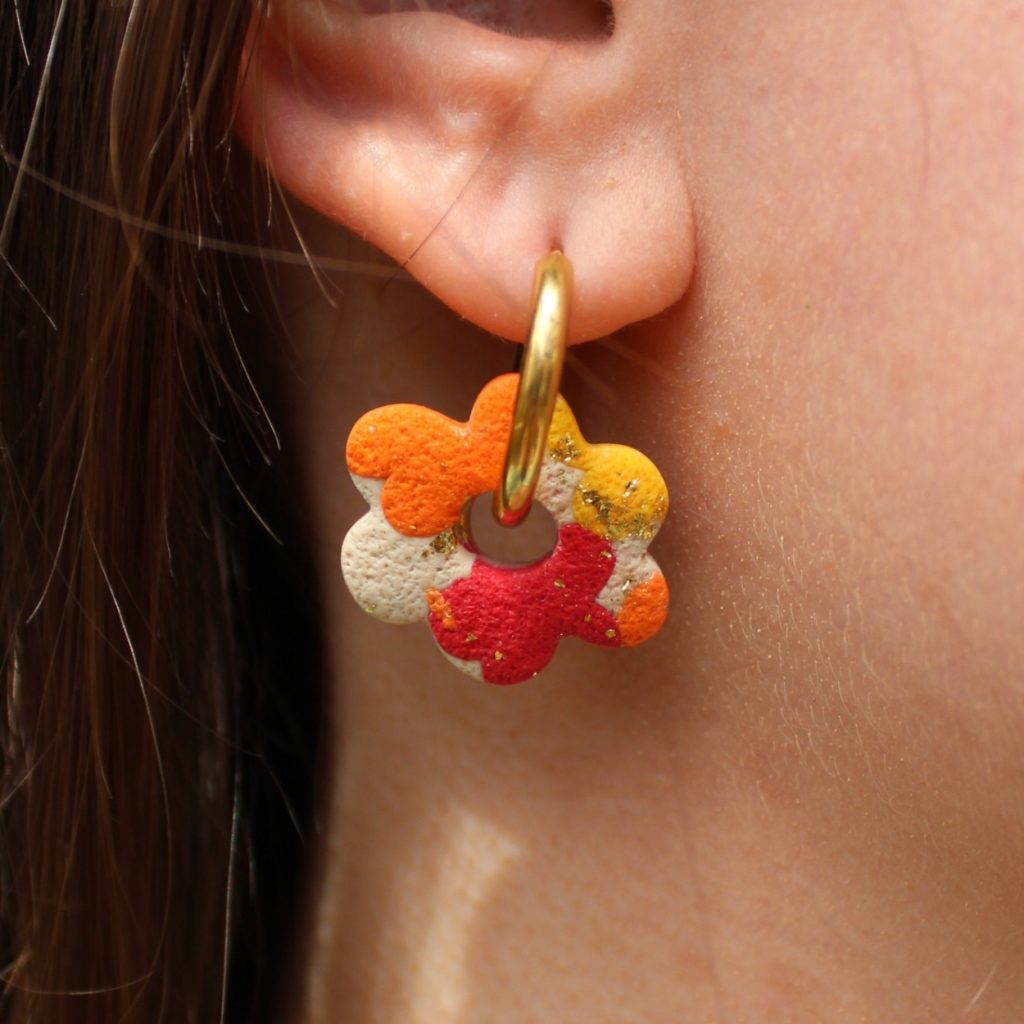 Boucles à fleurs relief