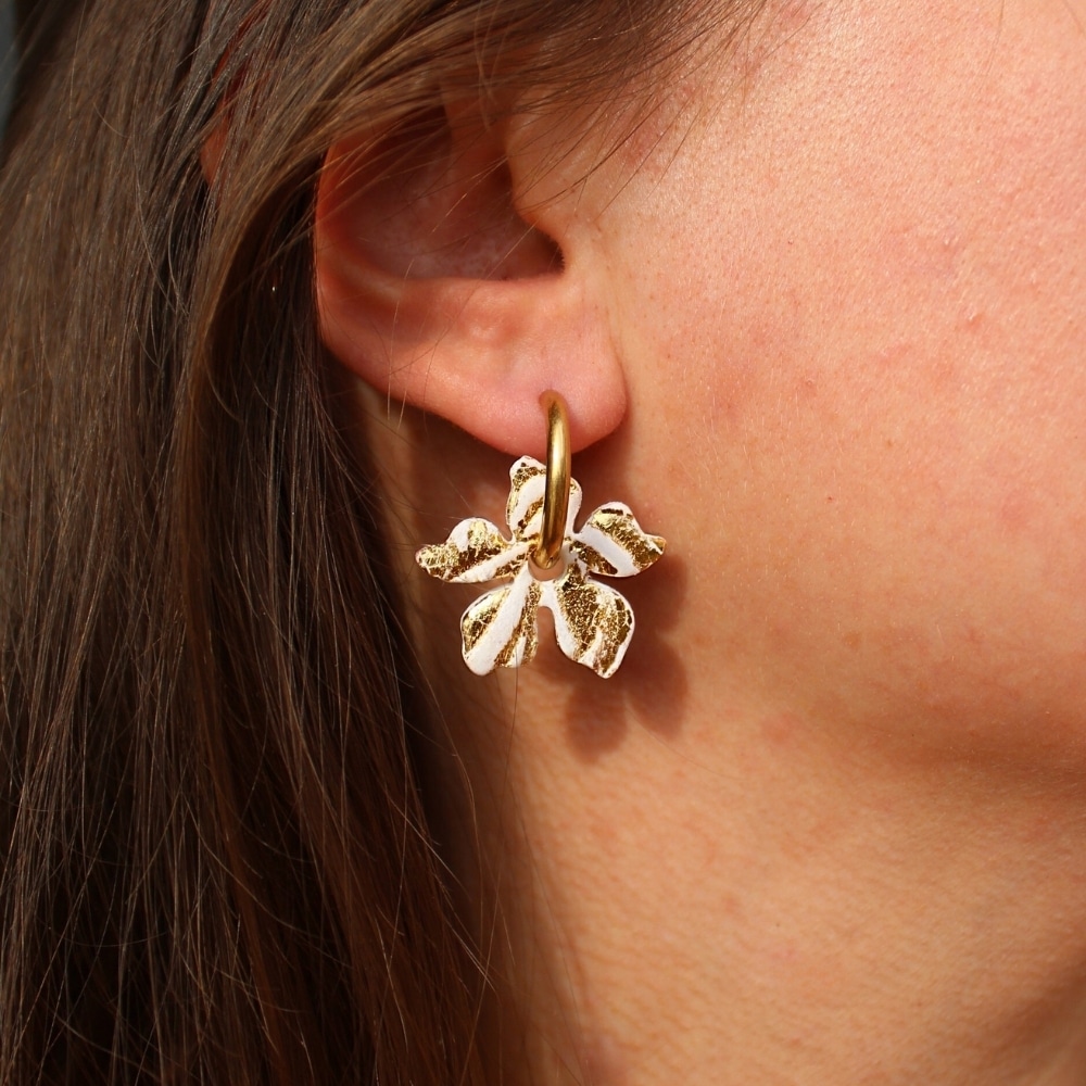 Fine fleur blanche et or