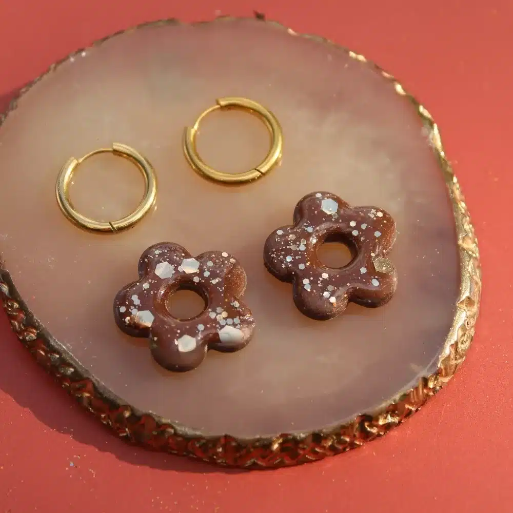 Grande fleur brillante marron et or