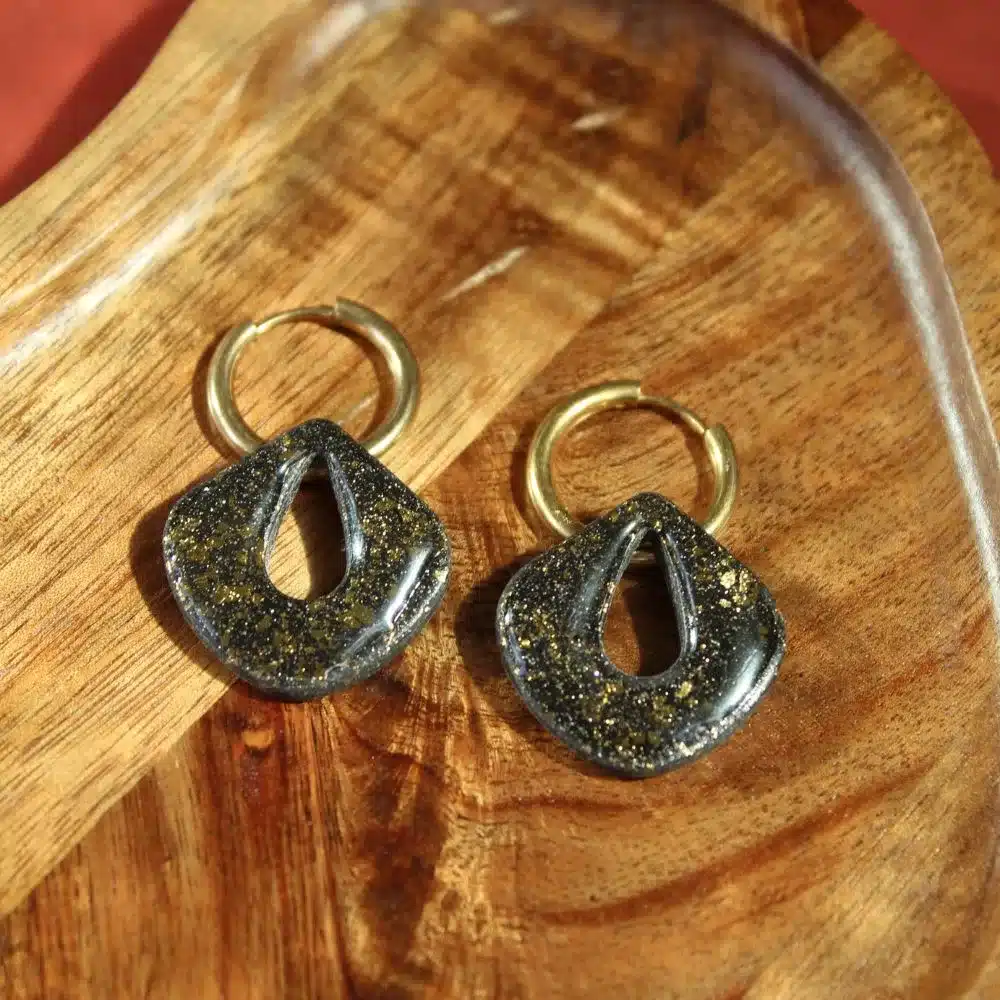 Goutte noire et dorée