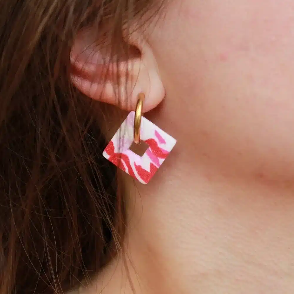 Pampilles carrées roses et rouges texturées