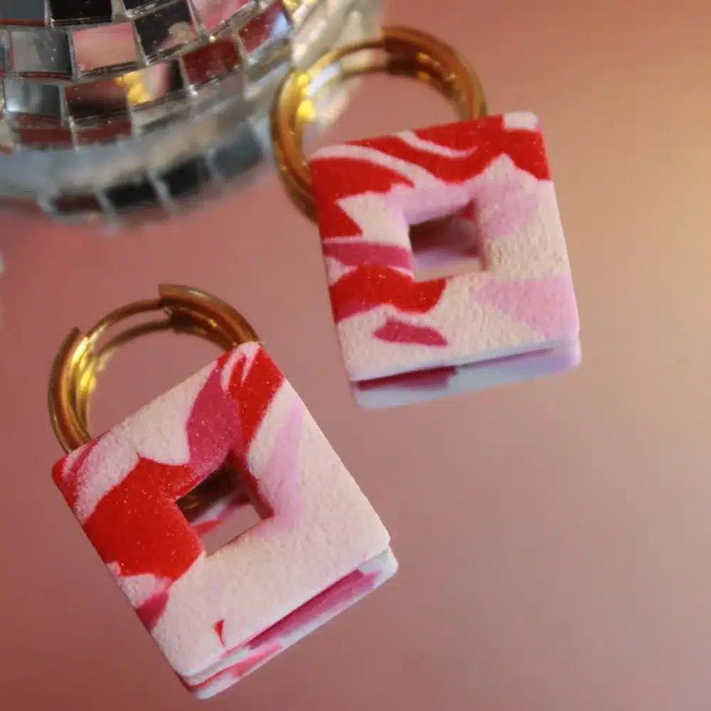 Carré texturé rose rouge