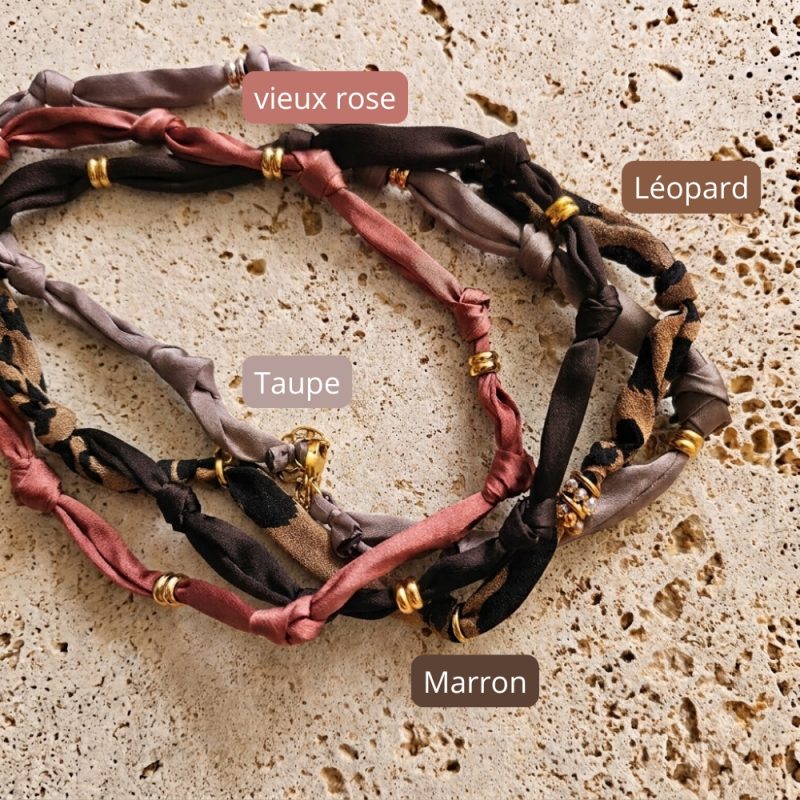 Collier foulard à breloque