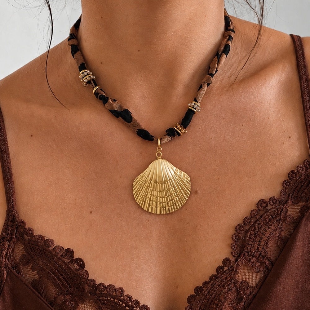 Collier foulard coquillage doré