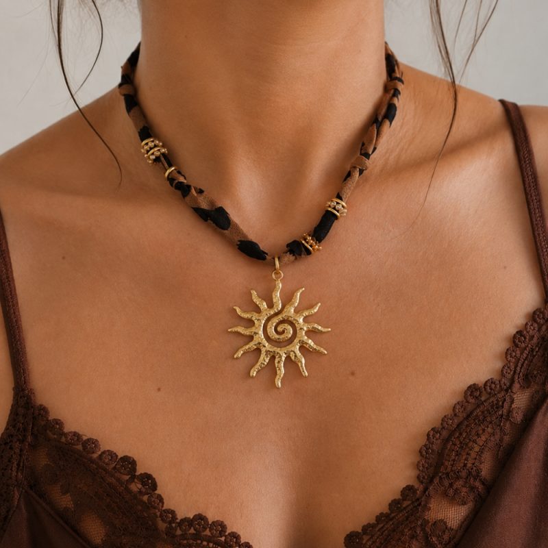 Collier foulard à breloque